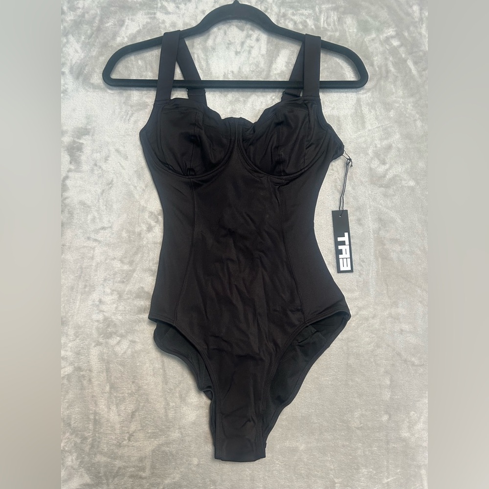 TA3 Lifty One Piece Swimsuit Black Women’s Small Reg/Long D/DD Cup